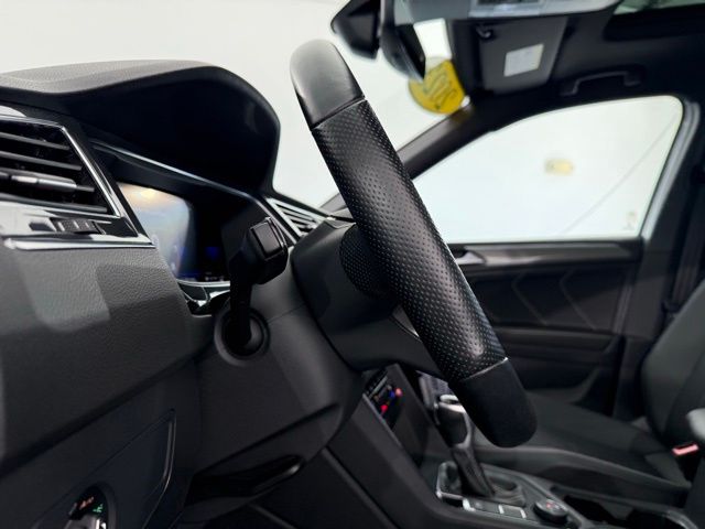 2023 Volkswagen Tiguan SE R-Line Black photo 45