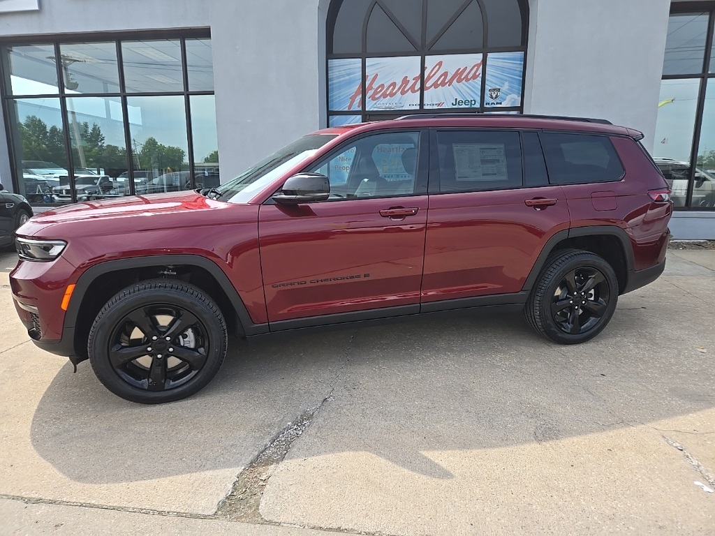 2025 Jeep Grand Cherokee Limited photo 3