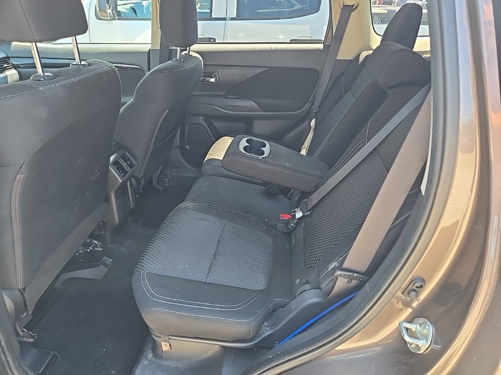 2020 Mitsubishi Outlander ES photo 6