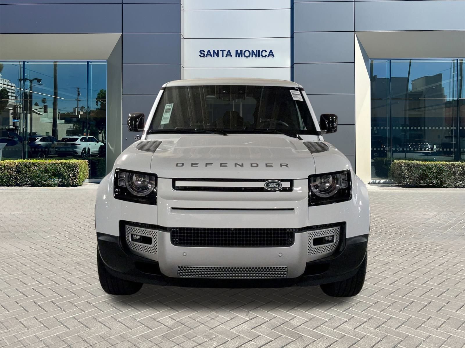 2025 Land Rover Defender 110 S photo 3