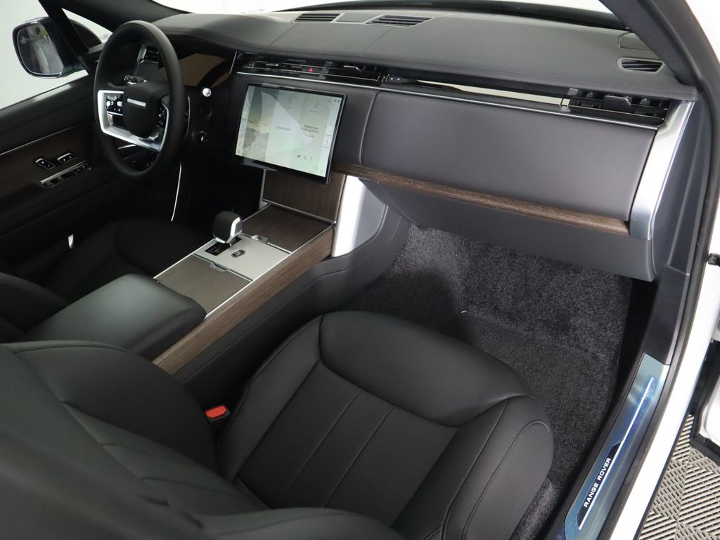 2025 Land Rover Range Rover SE photo 15