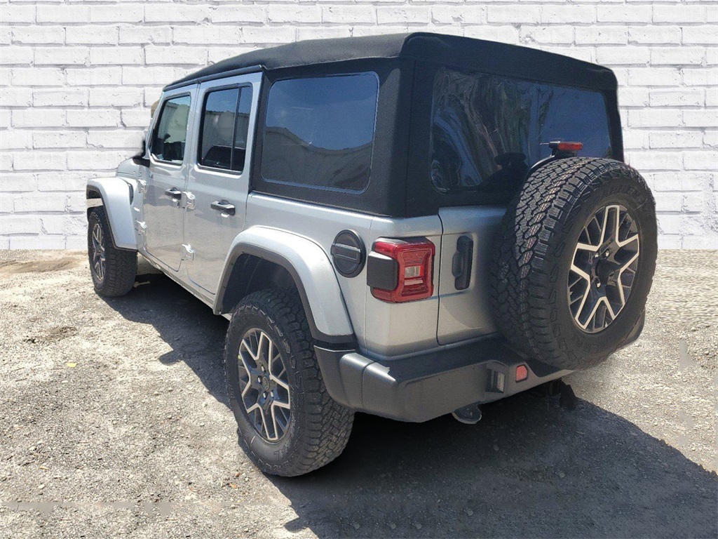 2024 Jeep Wrangler Sahara photo 3