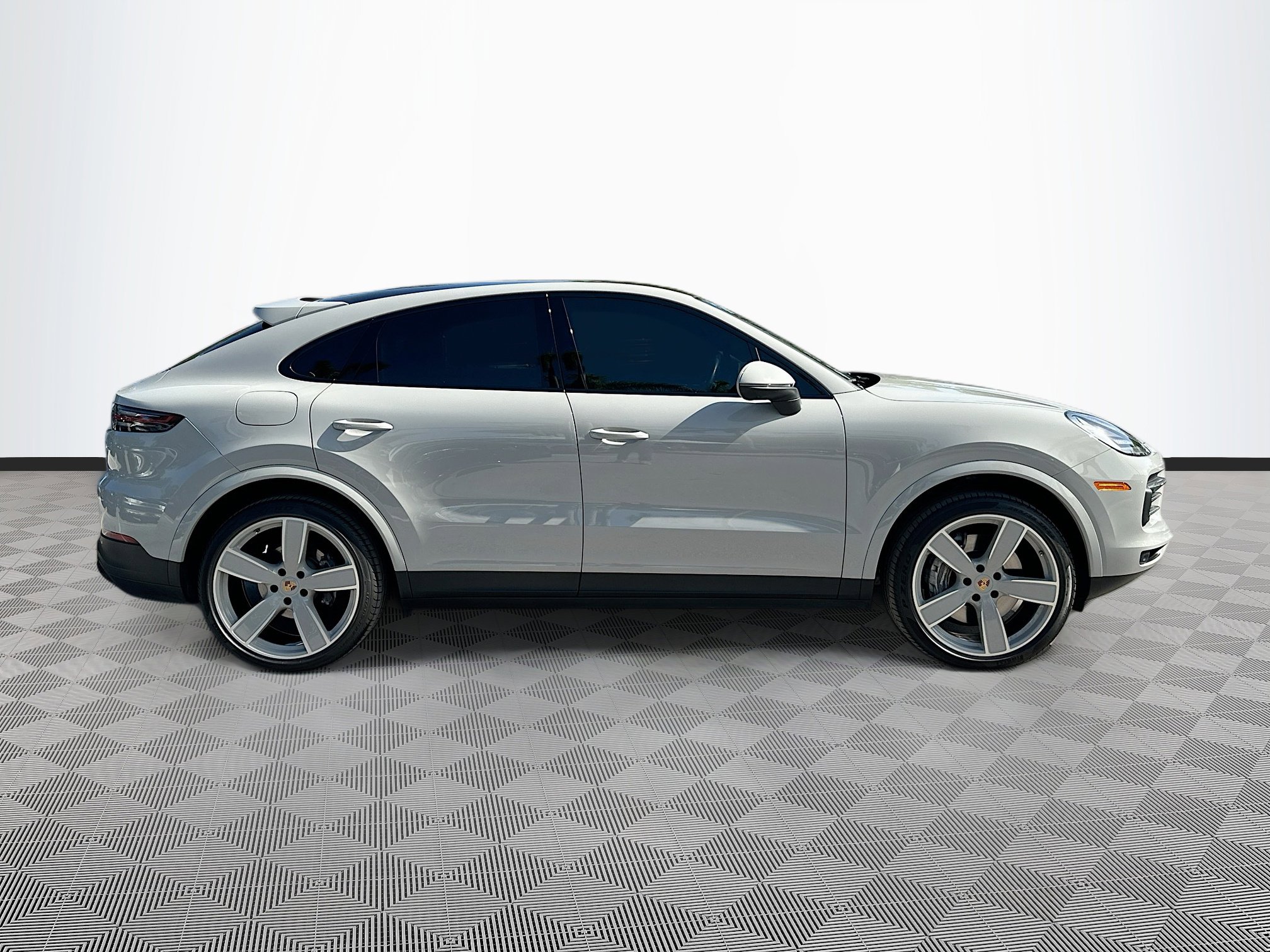 2022 Porsche Cayenne Platinum Edition photo 8