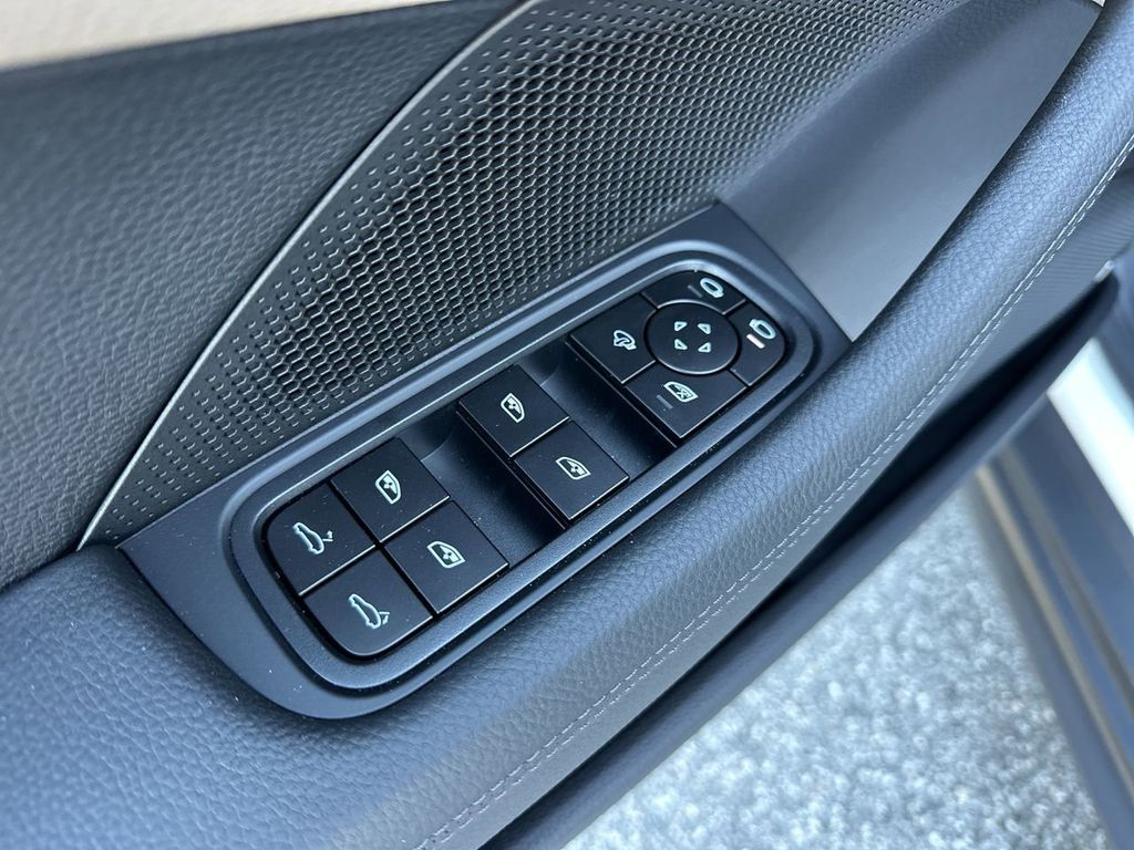 2025 Porsche Panamera Base photo 17