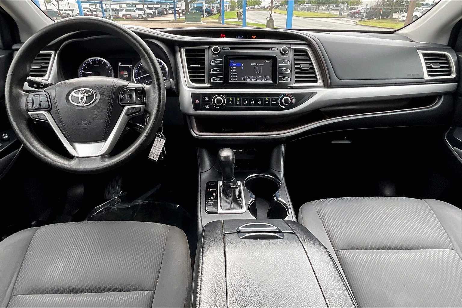 2019 Toyota Highlander LE photo 13