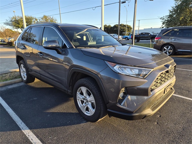 2020 Toyota RAV4 XLE's photo