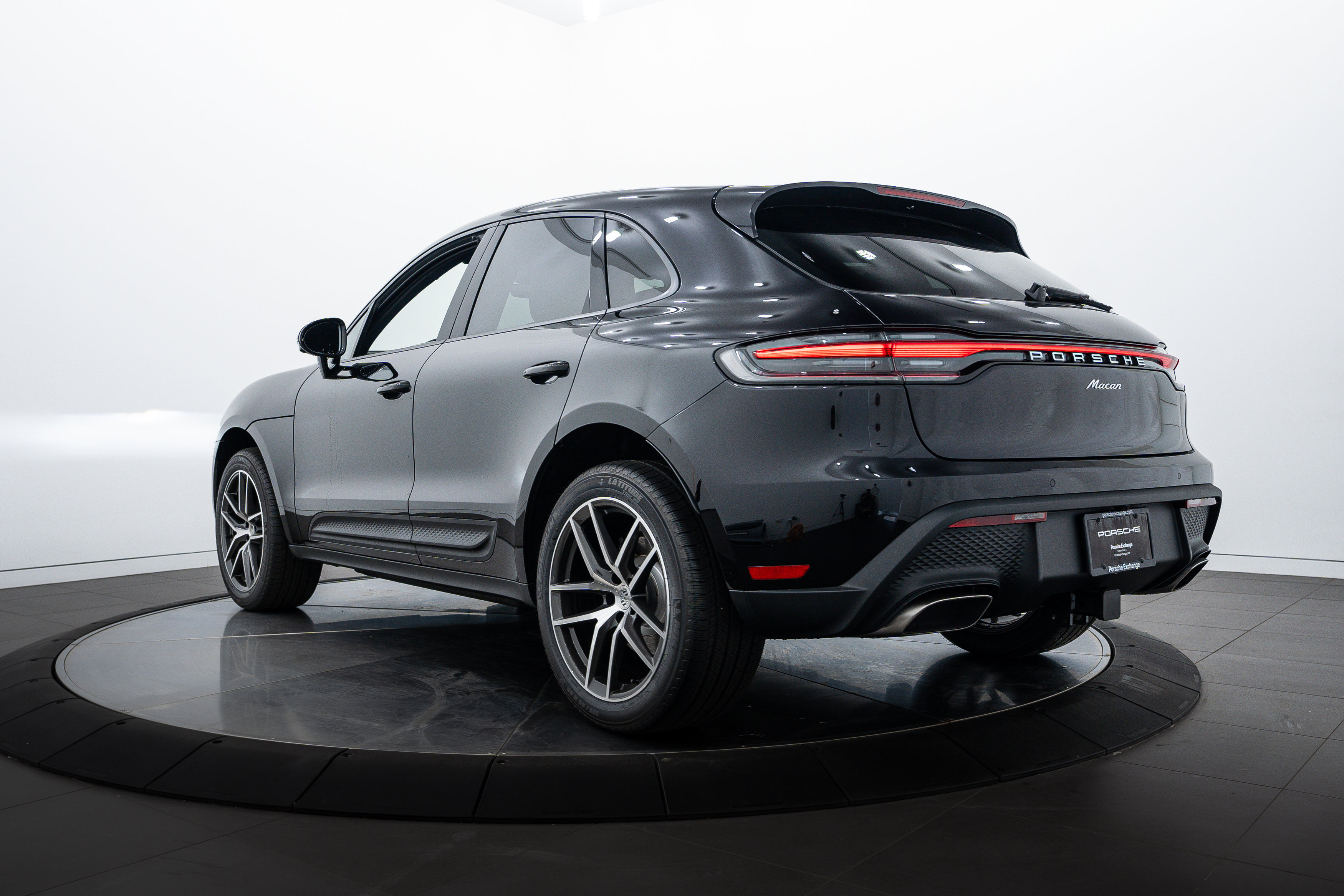 2025 Porsche Macan Base photo 3