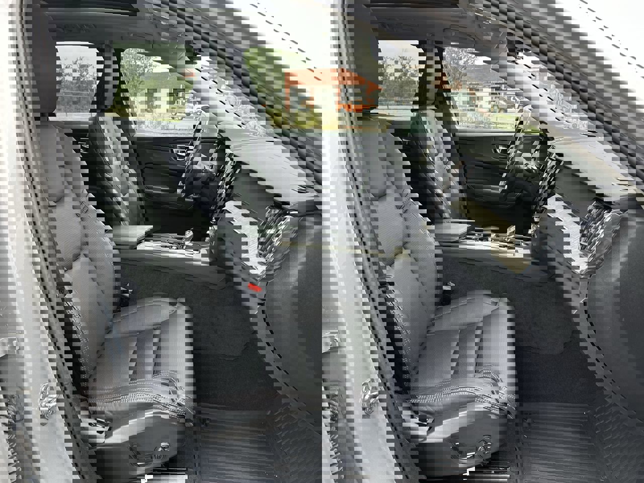 2022 Volvo XC60 B5 Inscription photo 29
