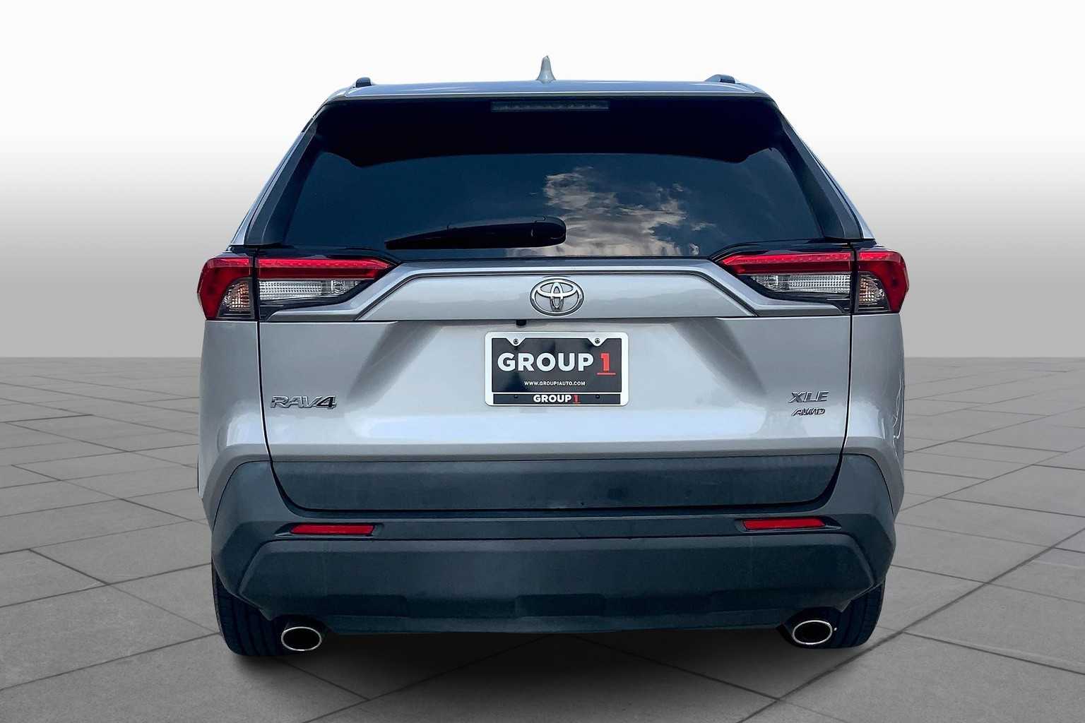 2020 Toyota RAV4 XLE photo 4