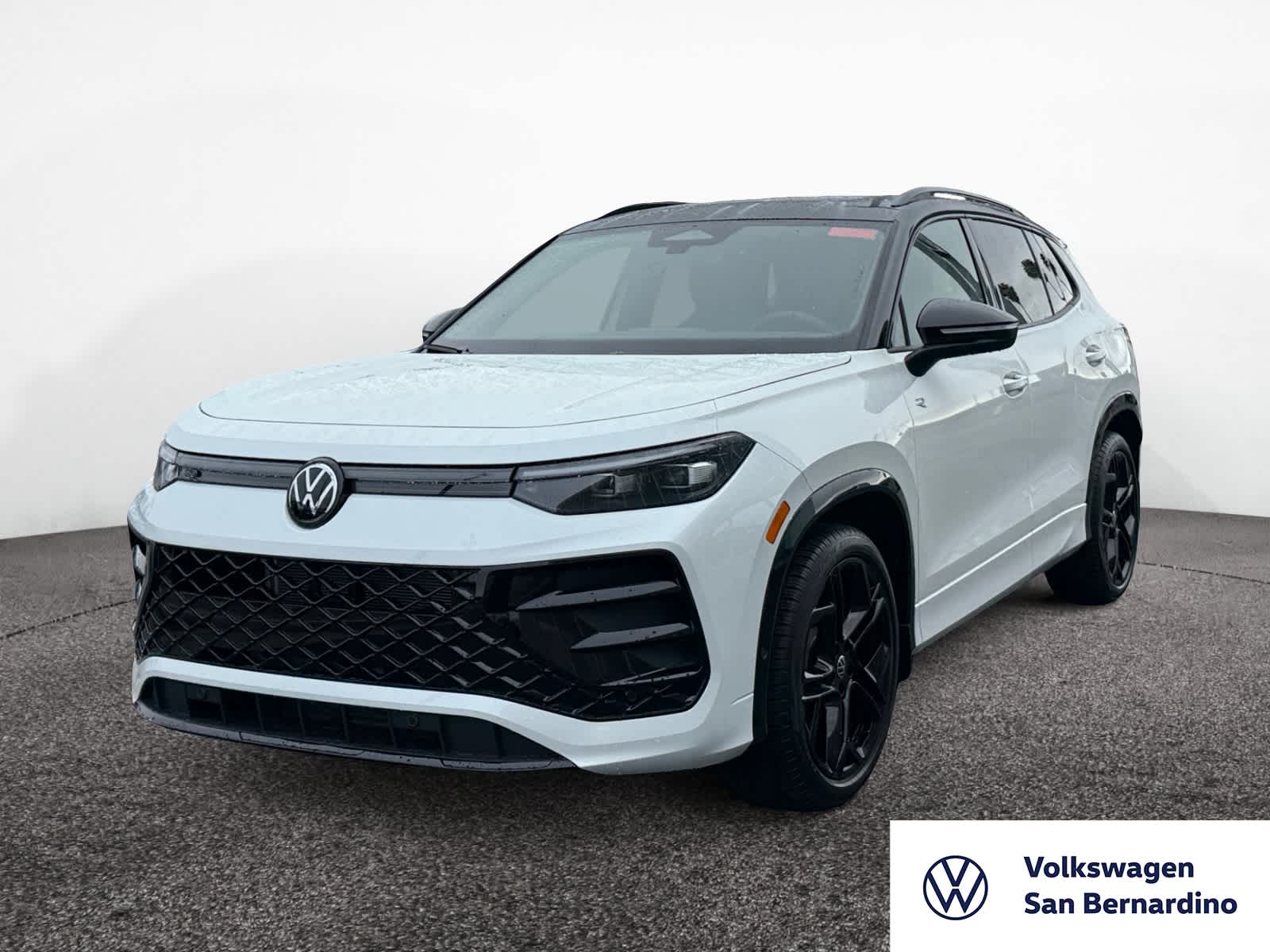 2026 Volkswagen Tiguan SE R-Line Black's photo