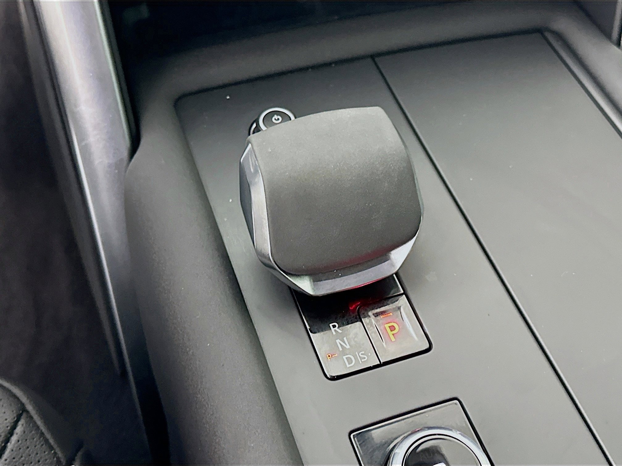 2024 Land Rover Discovery SE photo 12