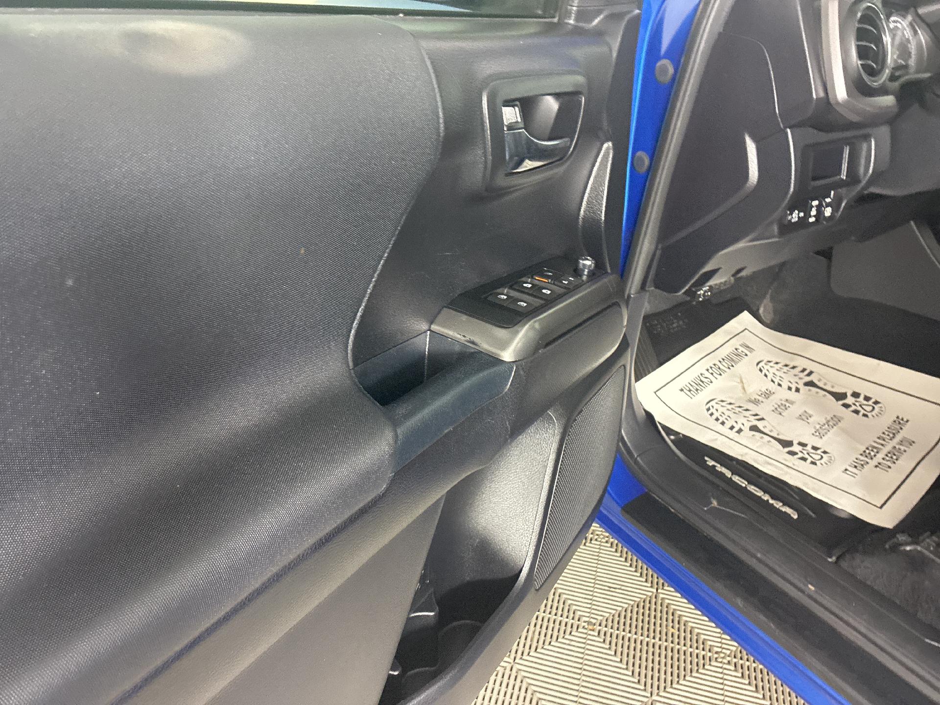 2017 Toyota Tacoma TRD photo 12