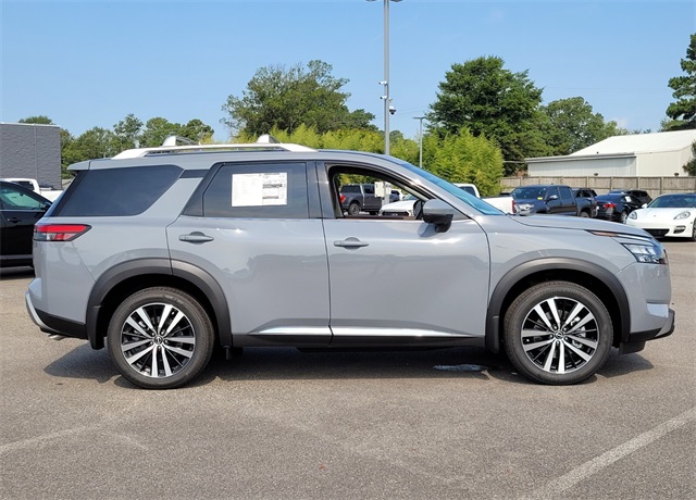 2025 Nissan Pathfinder Platinum photo 2