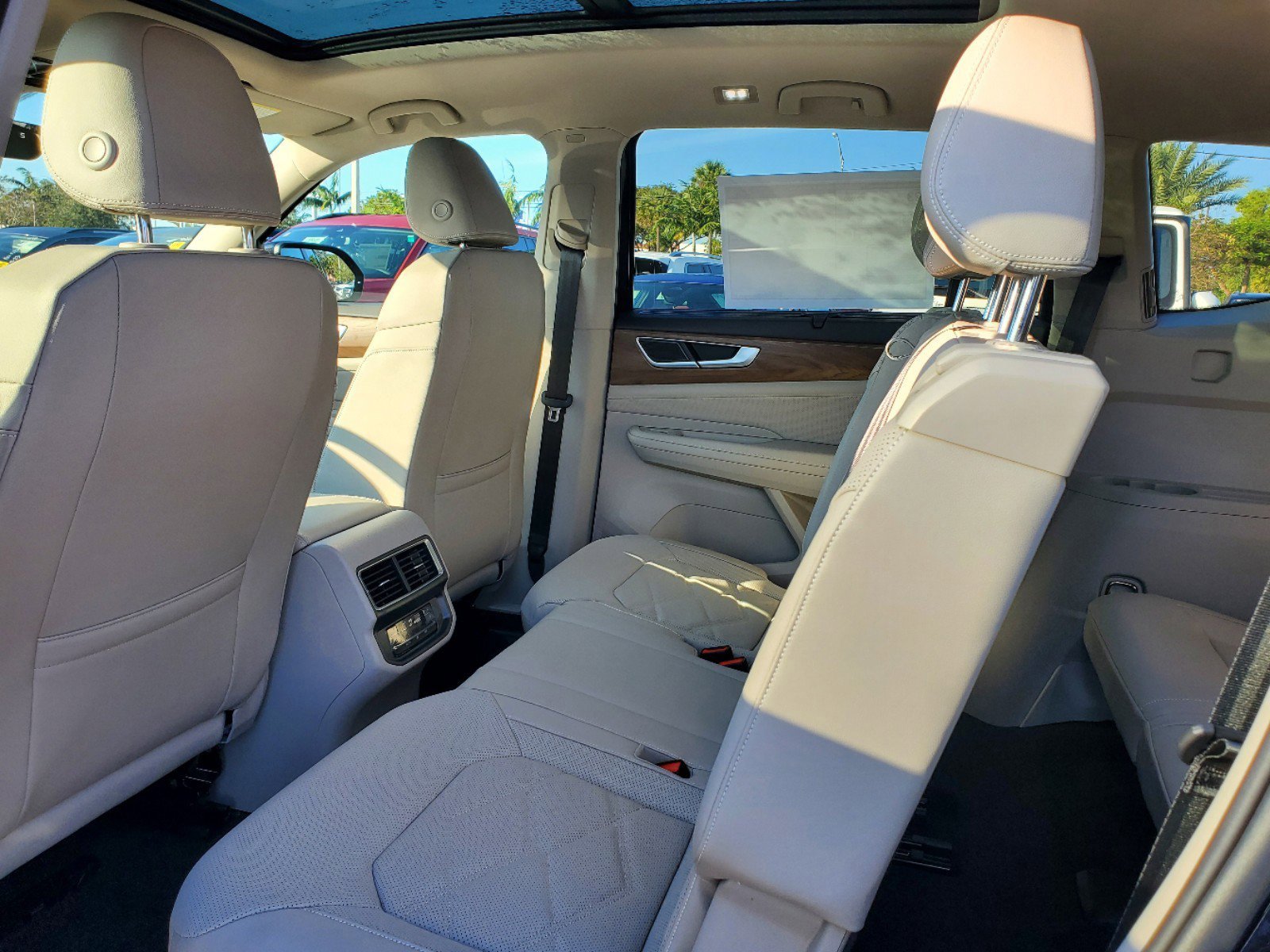 2025 Volkswagen Atlas SE Technology photo 5