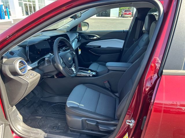 2025 Chevrolet Trax LT photo 8