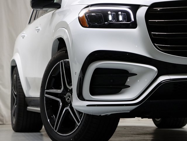 2026 Mercedes Benz GLS 450 4MATIC photo 2