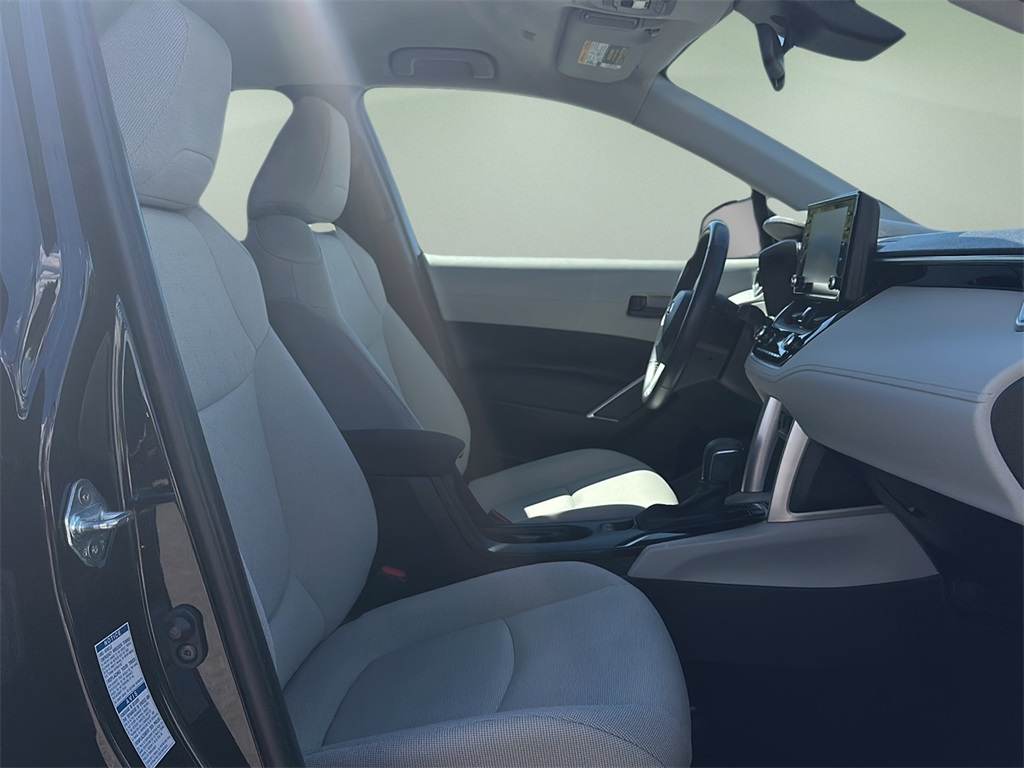 2022 Toyota Corolla Cross LE photo 19