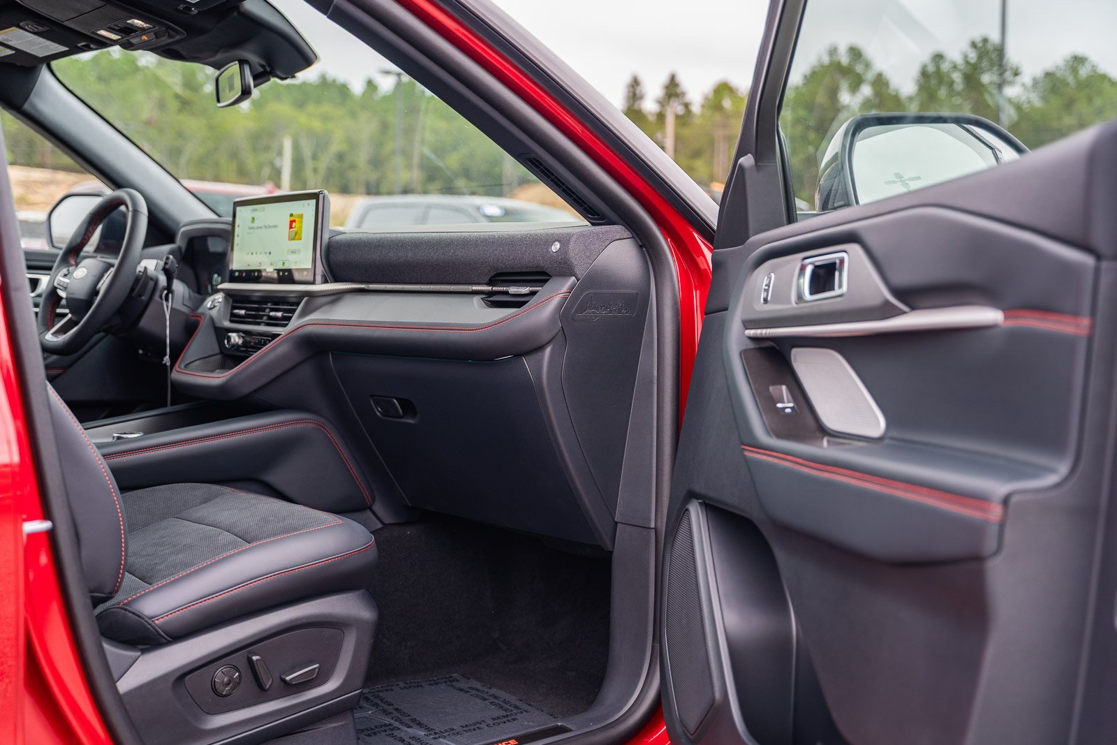 2025 Ford Explorer ST photo 5