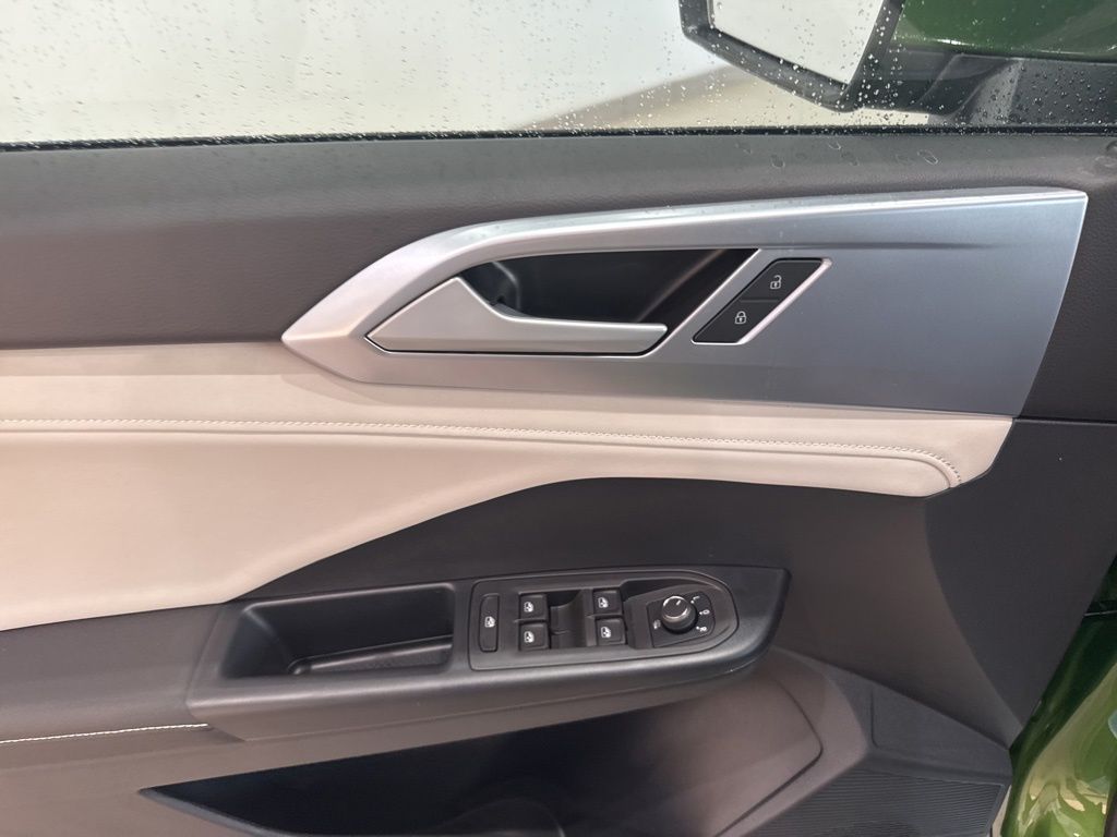 2025 Volkswagen Taos SE photo 17
