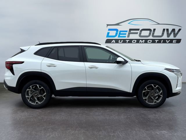 2025 Chevrolet Trax LT photo 2