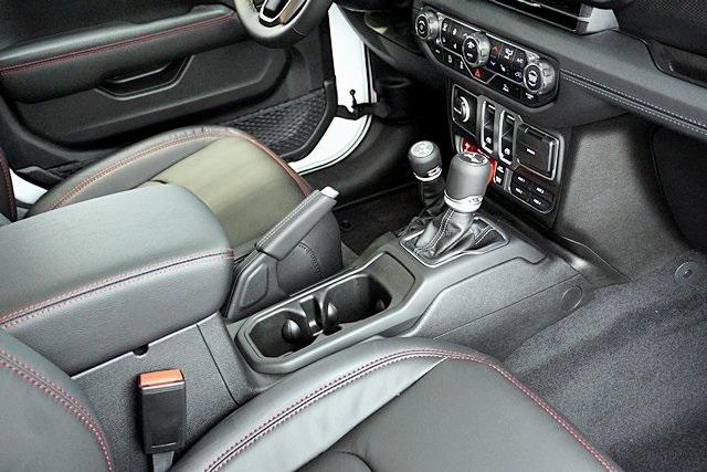 New 2025 Bright White Clear-Coat Exterior Paint Jeep Rubicon image 16