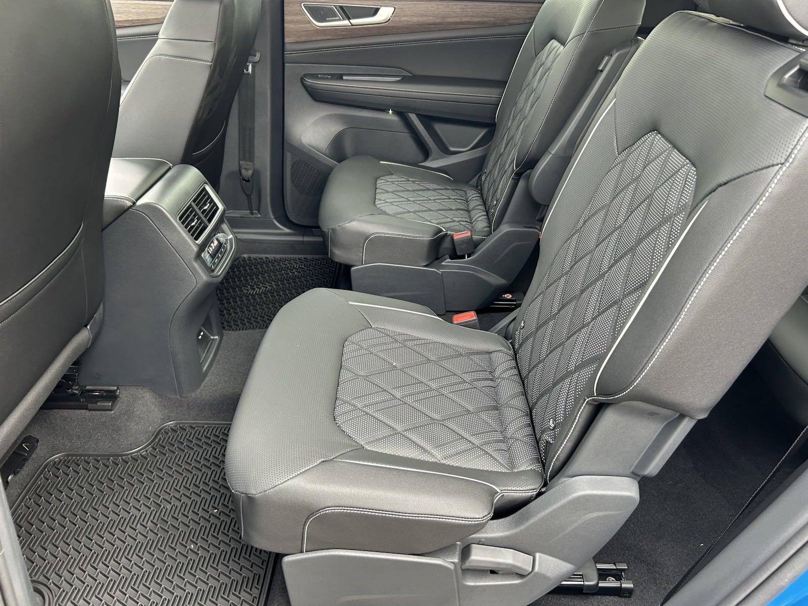 2025 Volkswagen Atlas SEL Premium R-Line photo 13