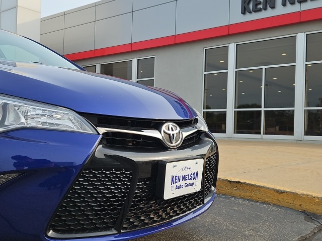 2016 Toyota Camry SE photo 3