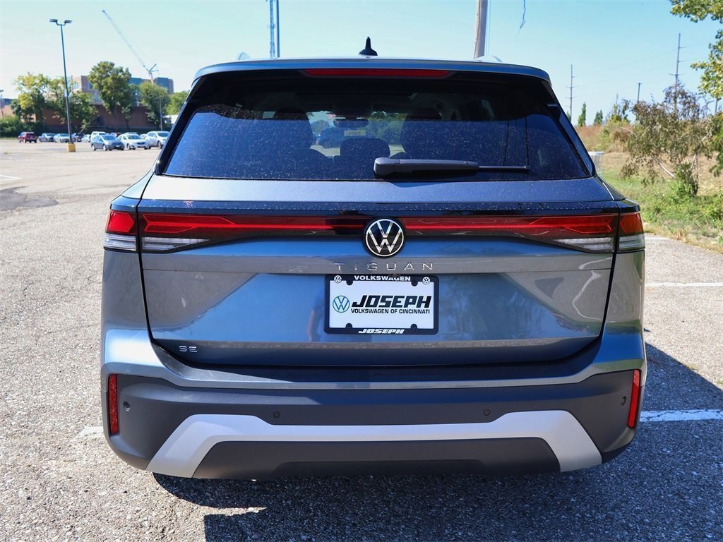2025 Volkswagen Tiguan SE photo 3