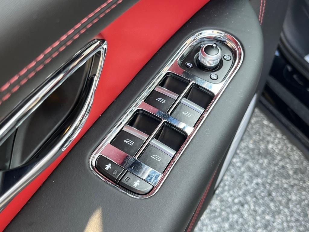 2023 Bentley Bentayga S photo 16