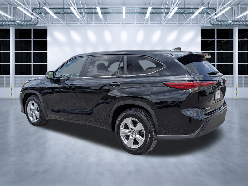 2023 Toyota Highlander LE photo 4