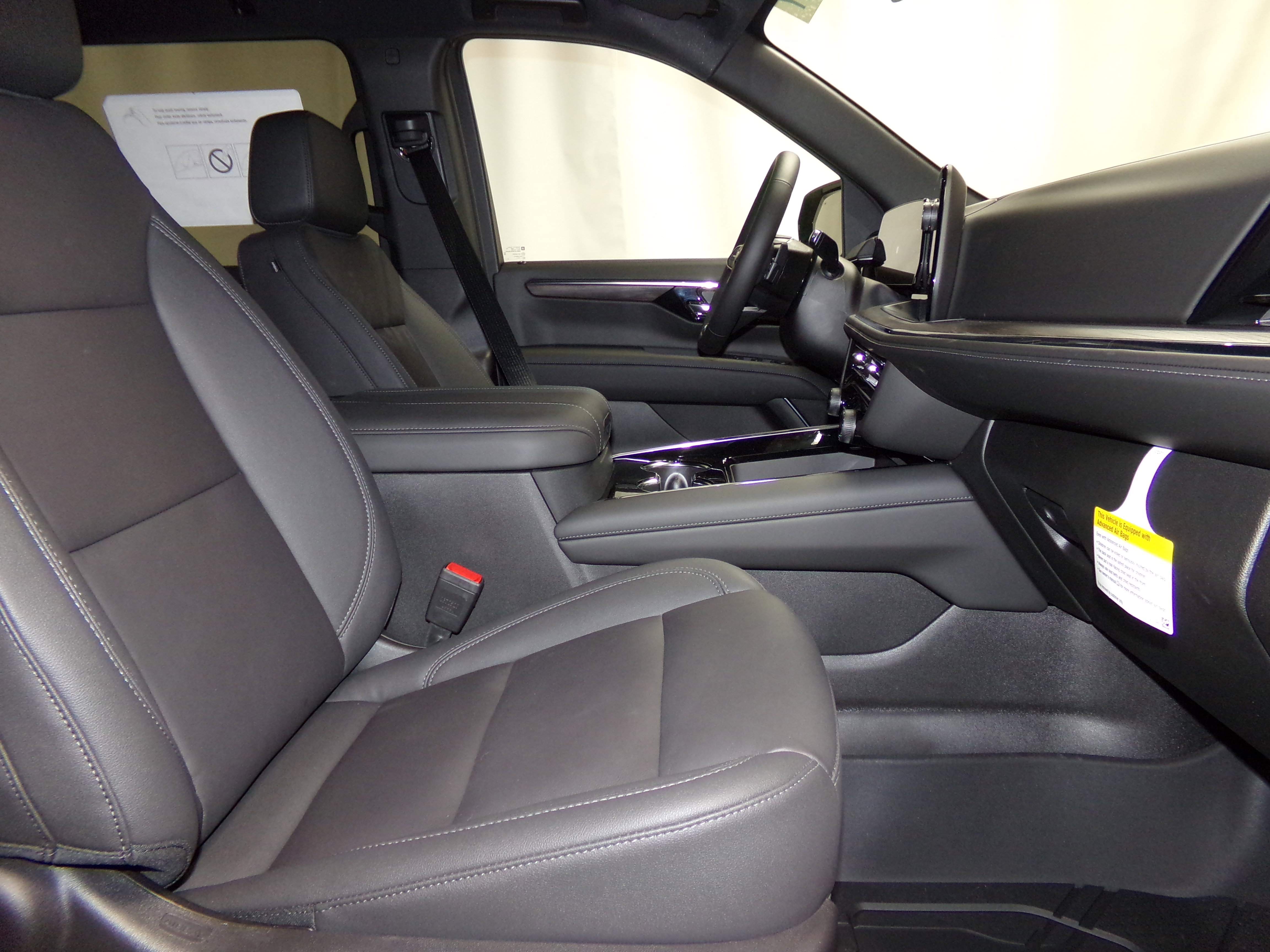2025 Chevrolet Suburban LT photo 8