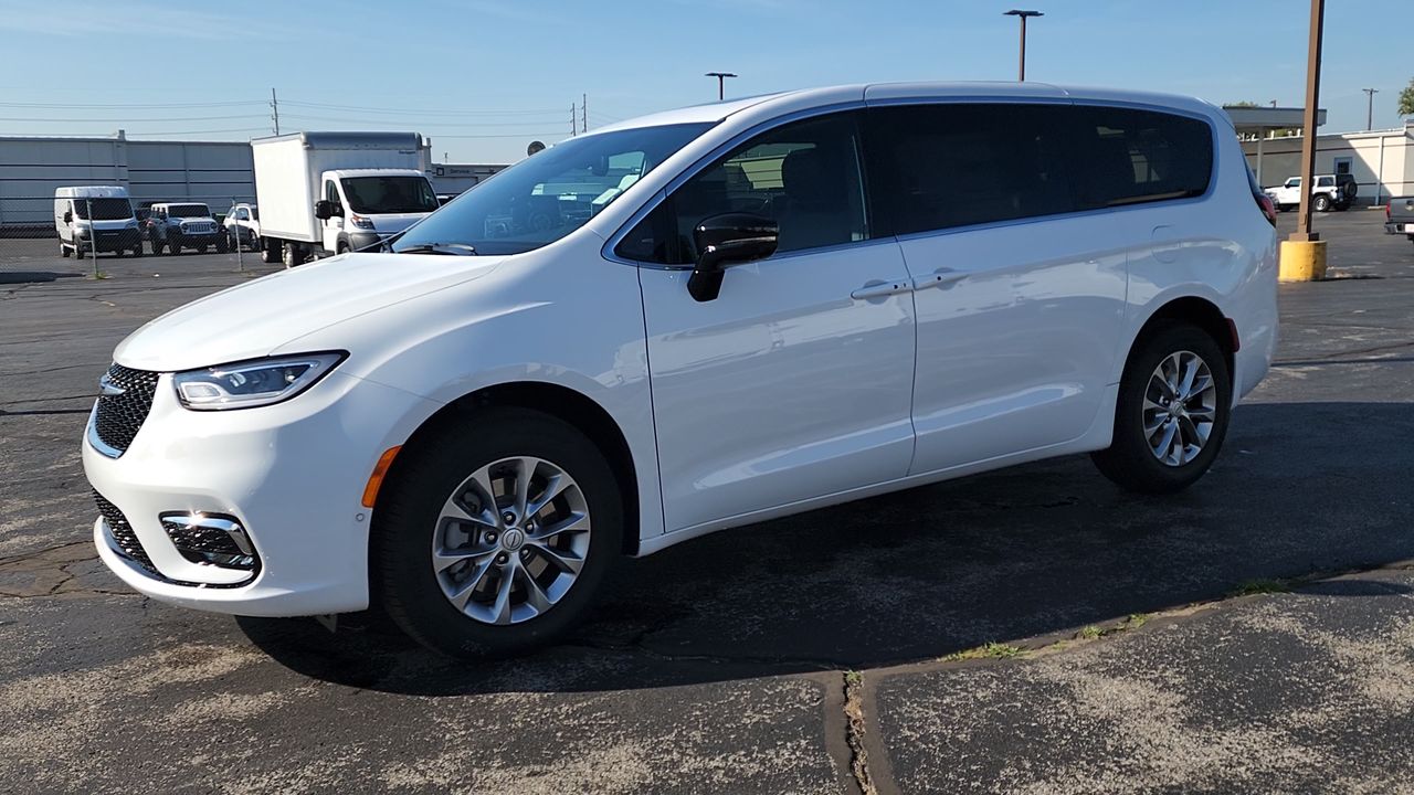 2026 Chrysler Pacifica photo 3