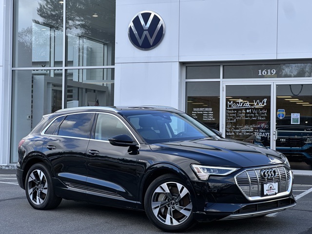 2023 Audi e-tron Premium Plus's photo