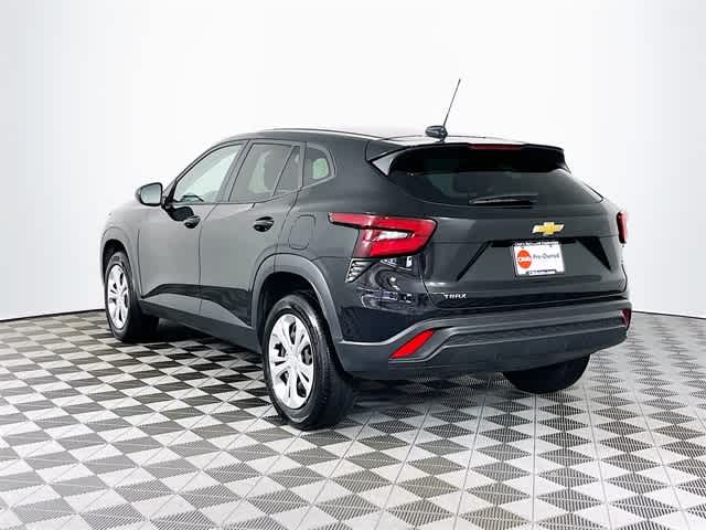 2025 Chevrolet Trax LS photo 5