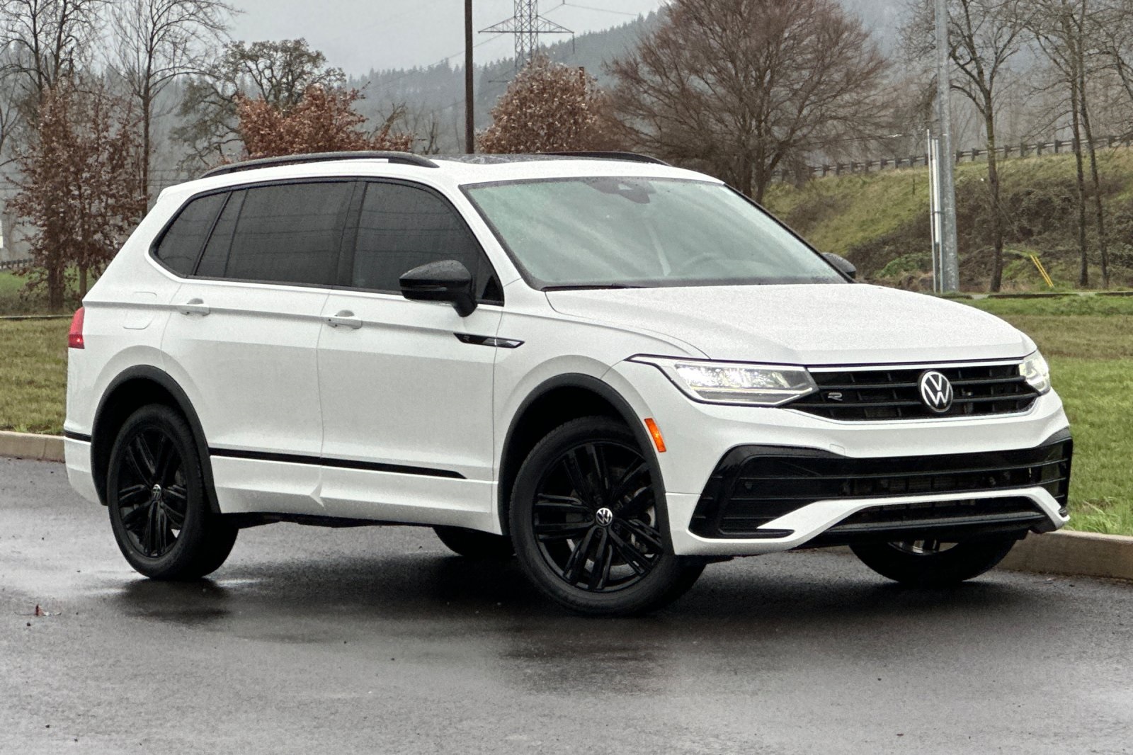 2022 Volkswagen Tiguan SE R-LINE BLACK's photo