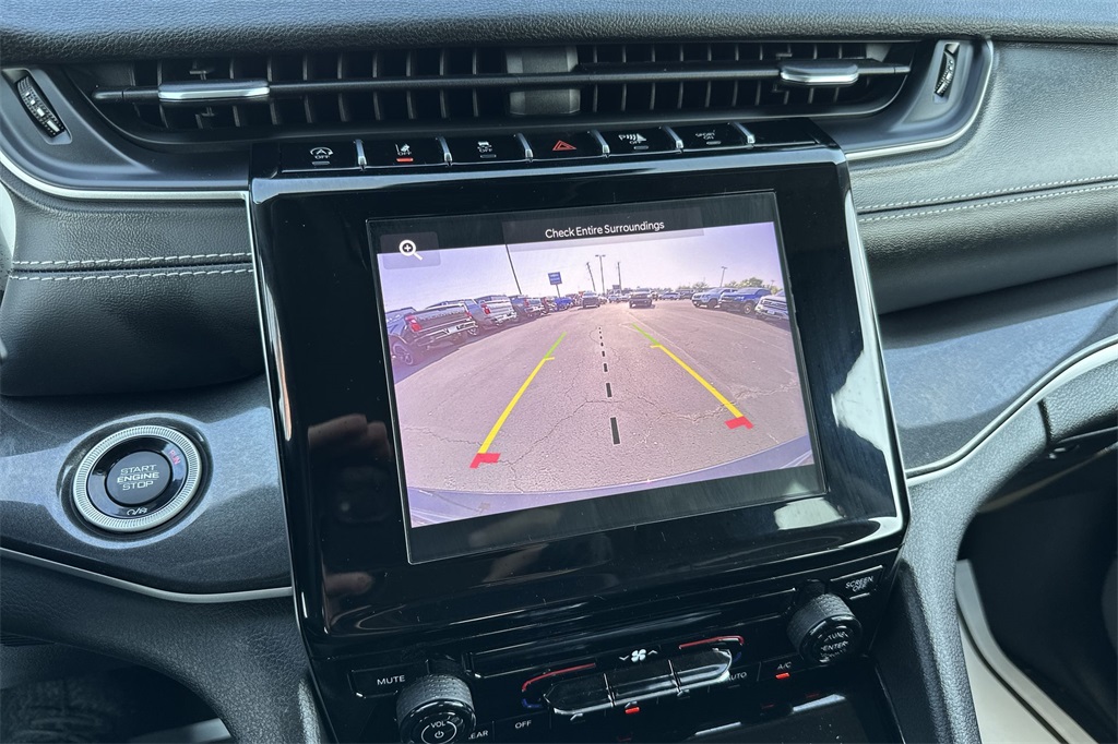 2023 Jeep Grand Cherokee Laredo photo 16