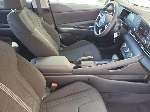 2025 Hyundai Elantra SE photo 16