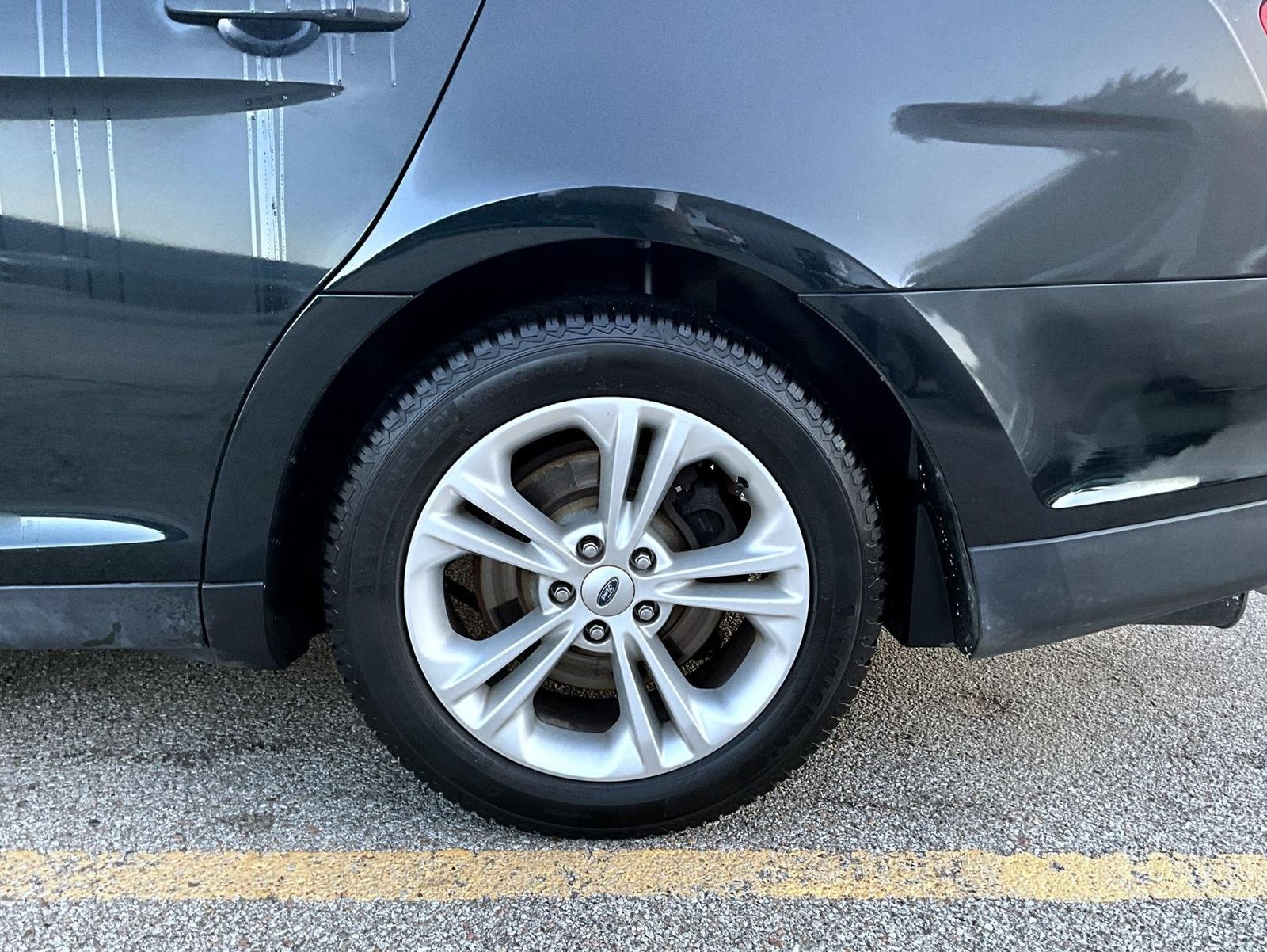 2014 Ford Taurus SEL photo 17