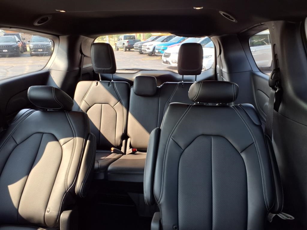 2026 Chrysler Pacifica photo 15