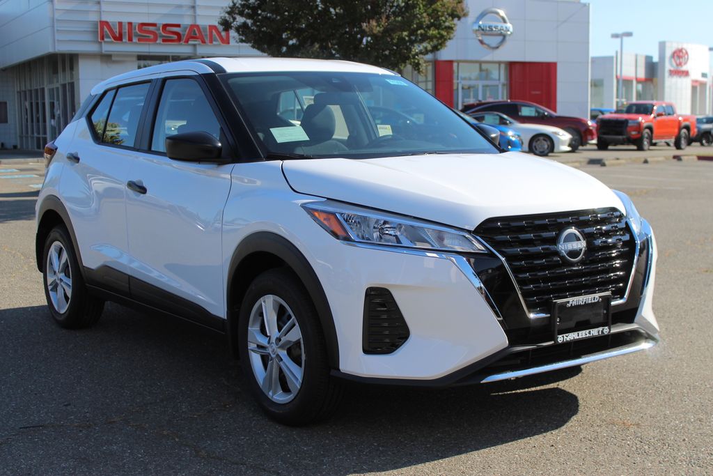 2025 Nissan Kicks Play S photo 3