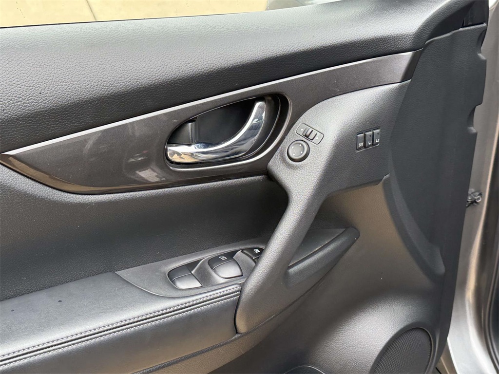2019 Nissan Rogue SV photo 24