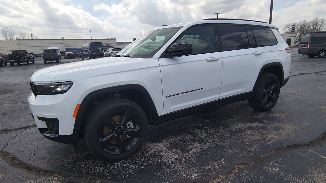 2025 Jeep Grand Cherokee Altitude photo 4