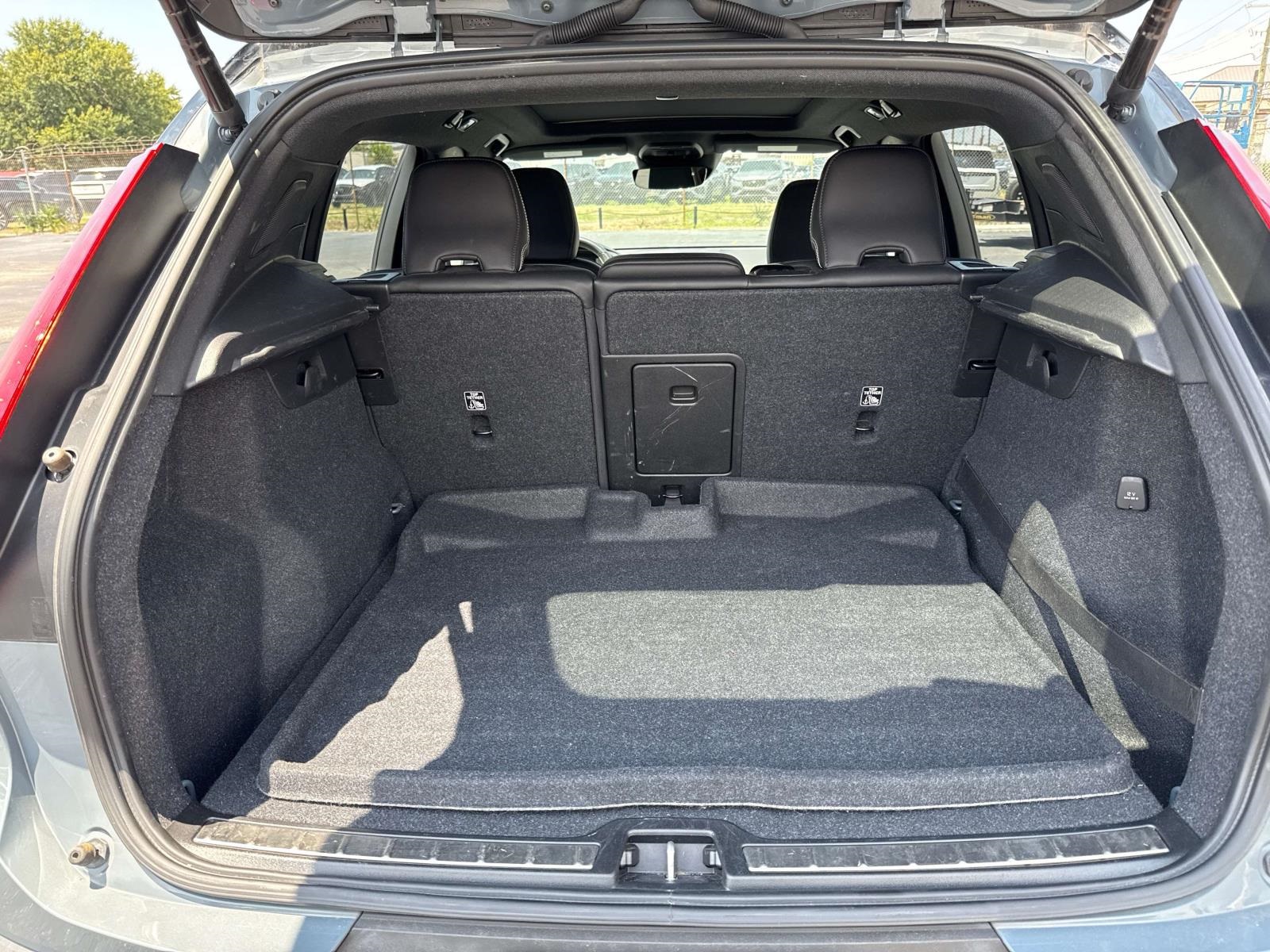 2021 Volvo XC40 R-Design photo 7