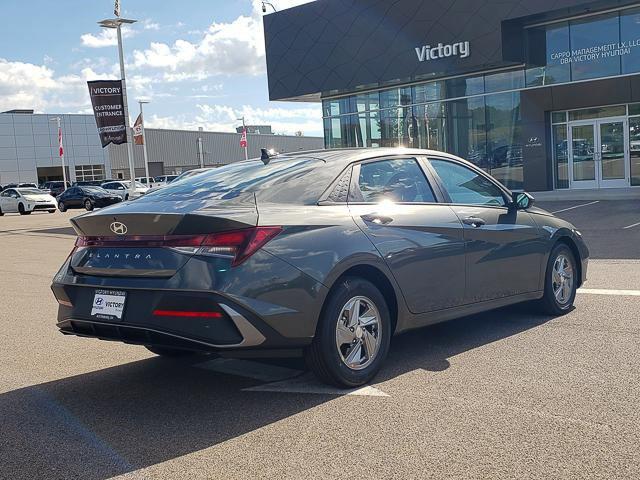 2025 Hyundai Elantra SE photo 5