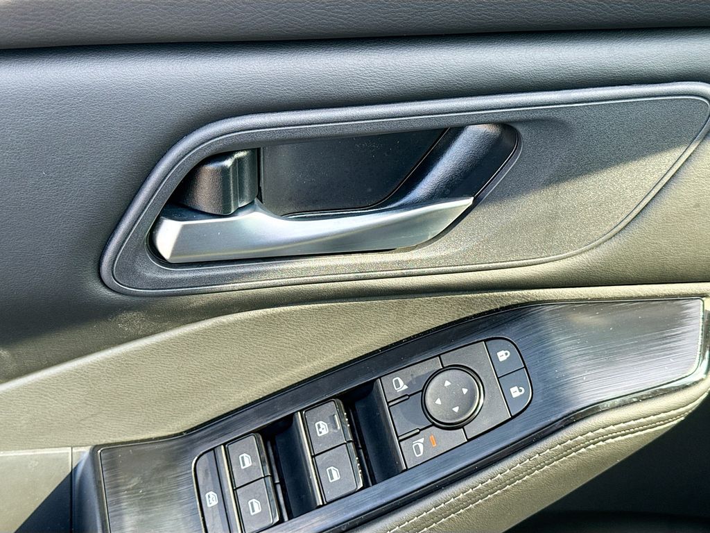2026 Nissan Rogue SV photo 10
