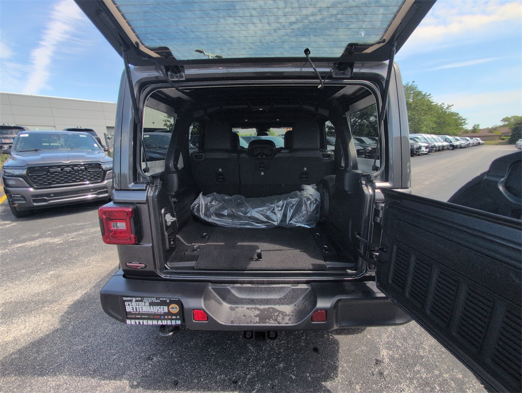 2025 Jeep Wrangler Sahara photo 25