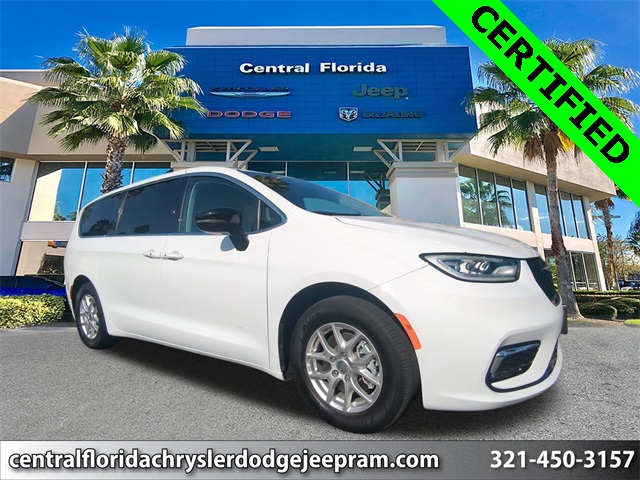 2024 Chrysler Pacifica Touring L's photo