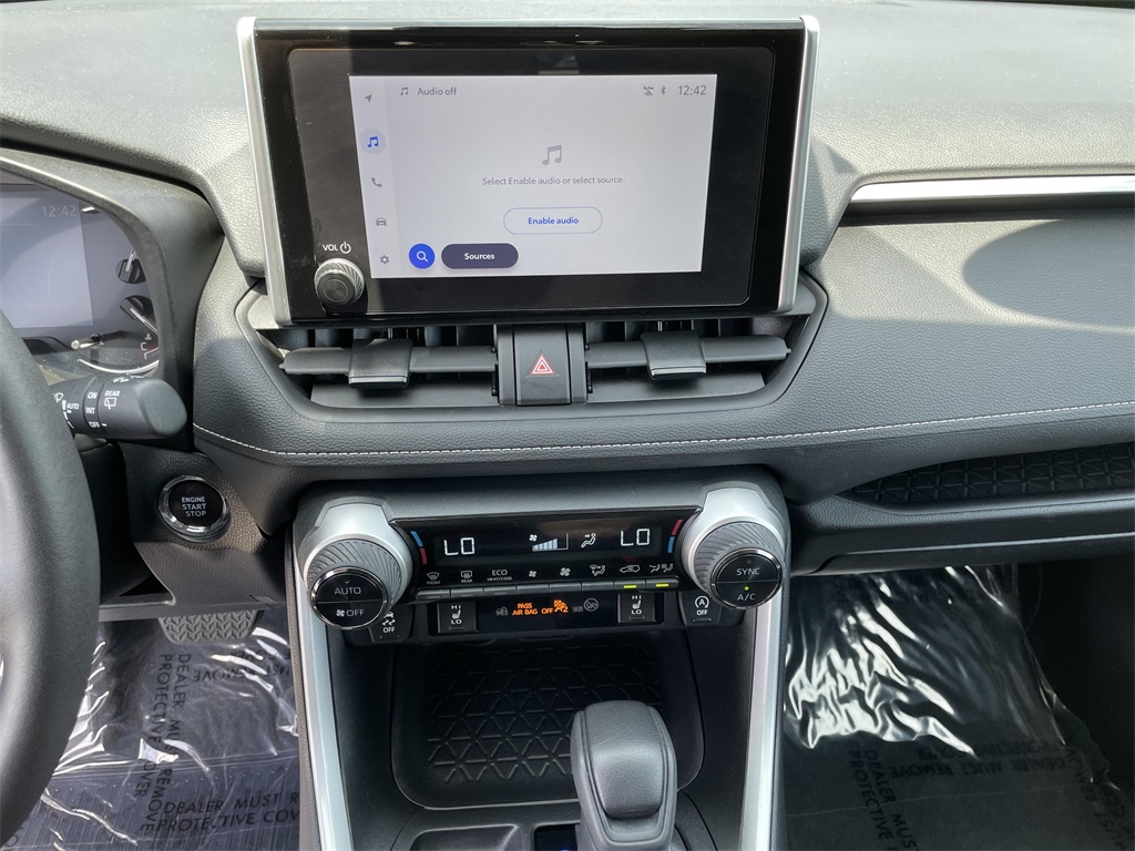2024 Toyota RAV4 XLE photo 22