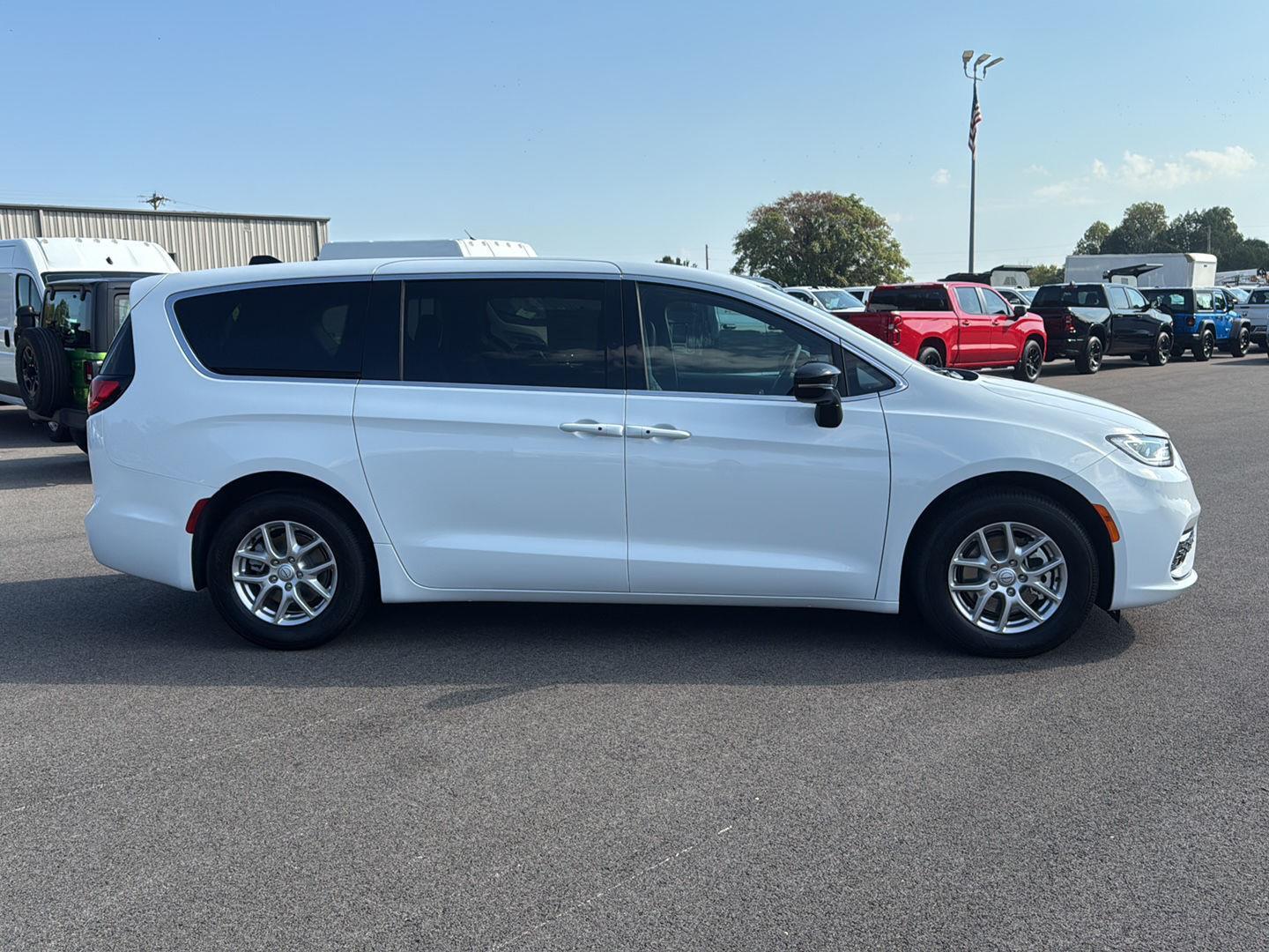 2026 Chrysler Pacifica photo 3