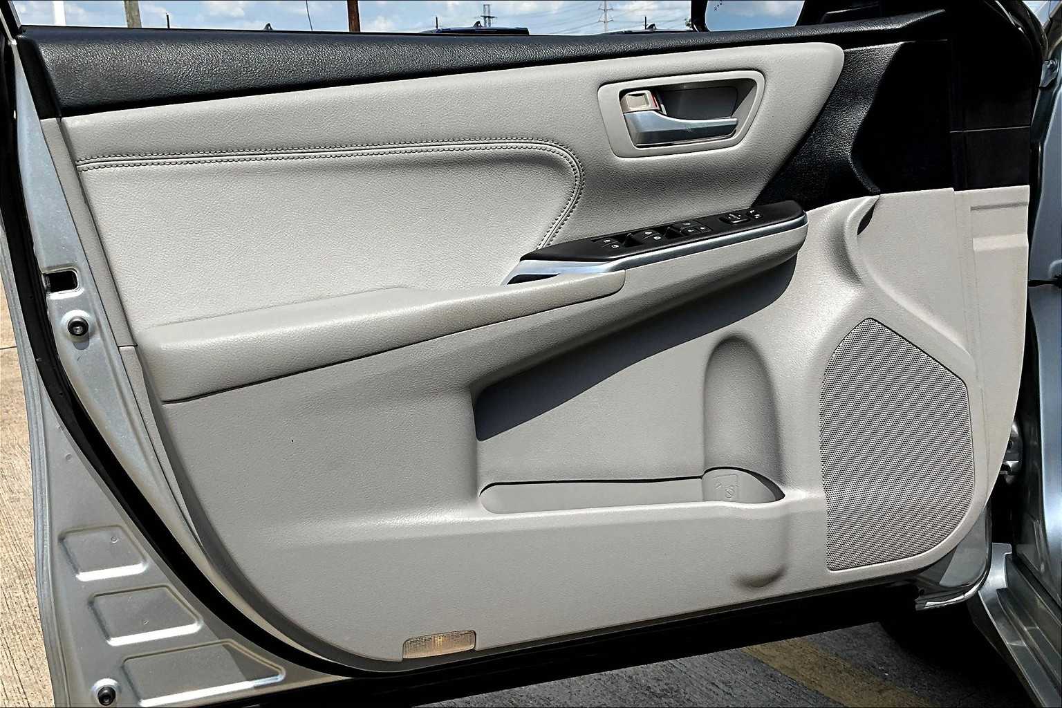 2016 Toyota Camry XLE photo 21